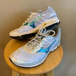 Mizuno Wave Rider v20 running shoes
